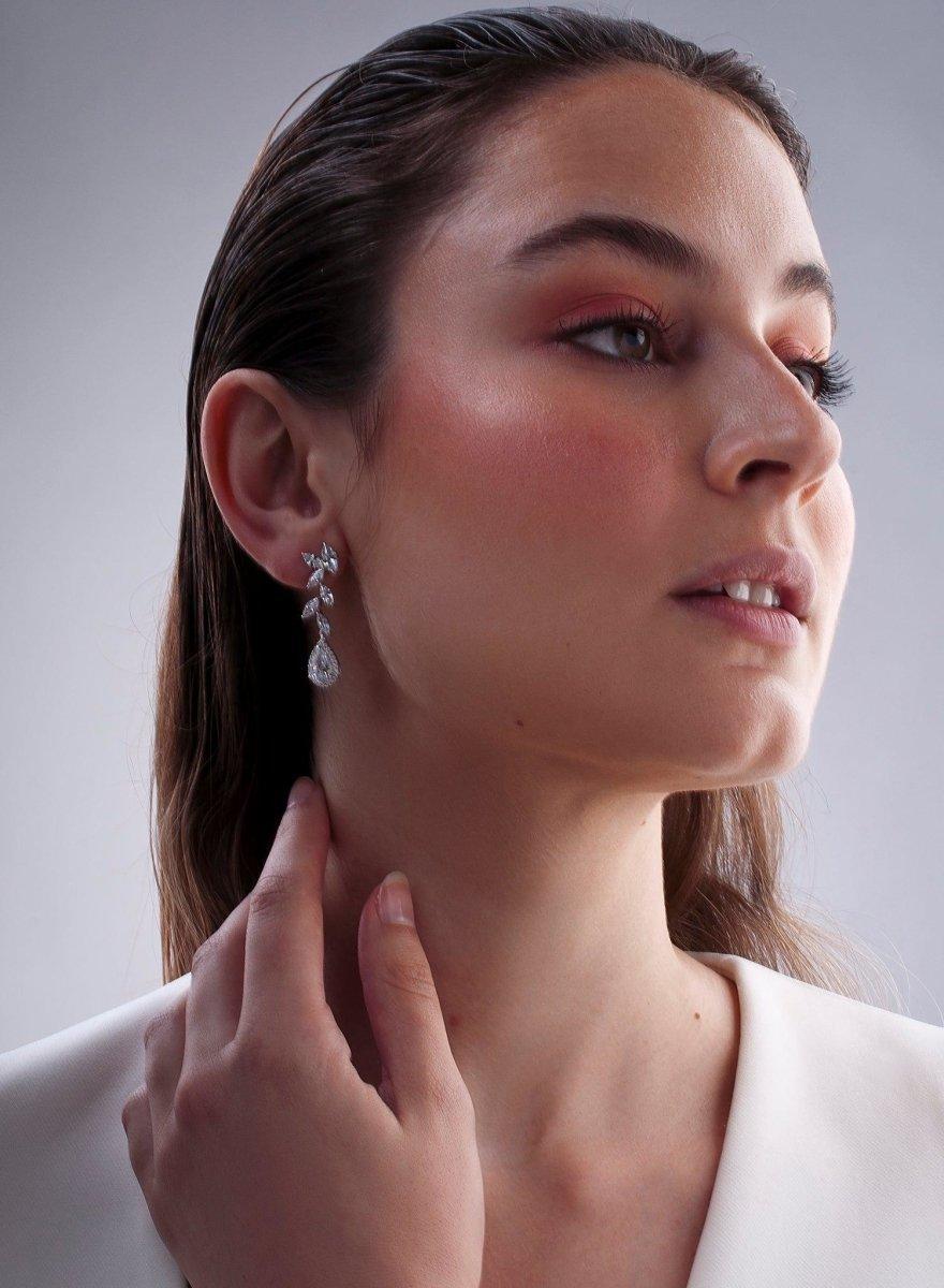 Pendientes largos novia diseño pétalos y lágrima final