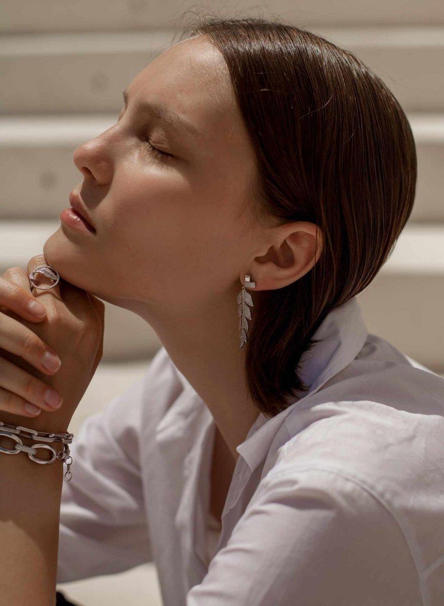 Pendientes largos plata brillantes con diseño de hoja