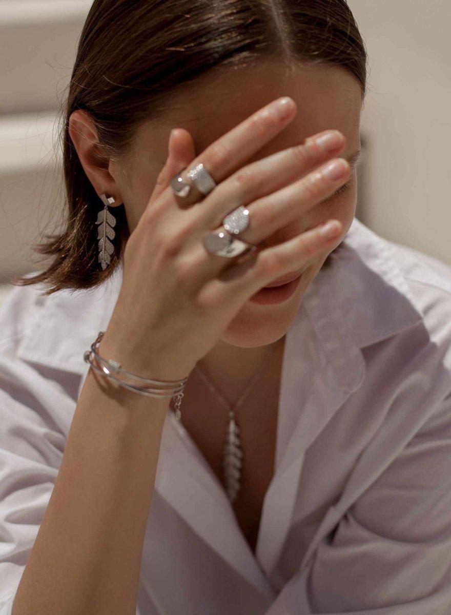 Pendientes largos plata brillantes con diseño de hoja