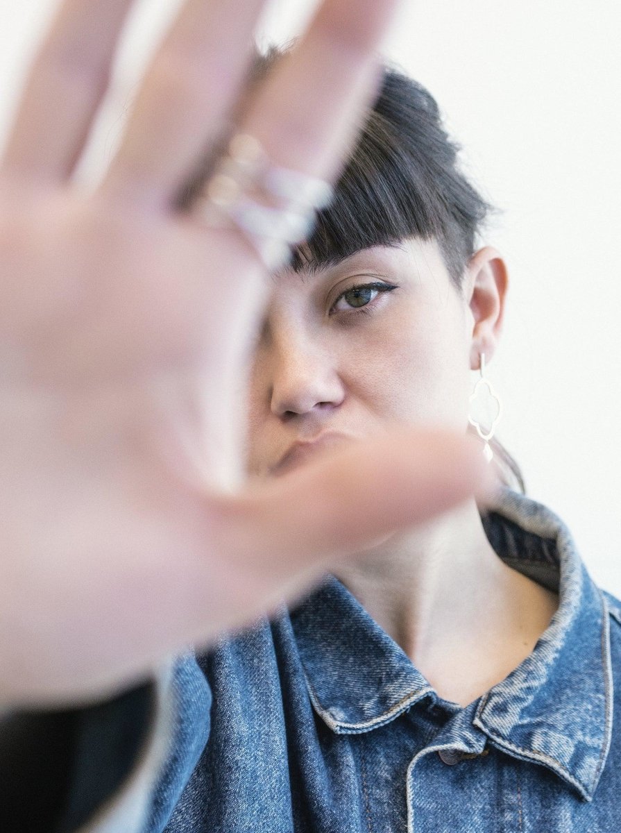 Pendientes largos y móviles con motivo de flor y detalle de circonita-LINEARGENT