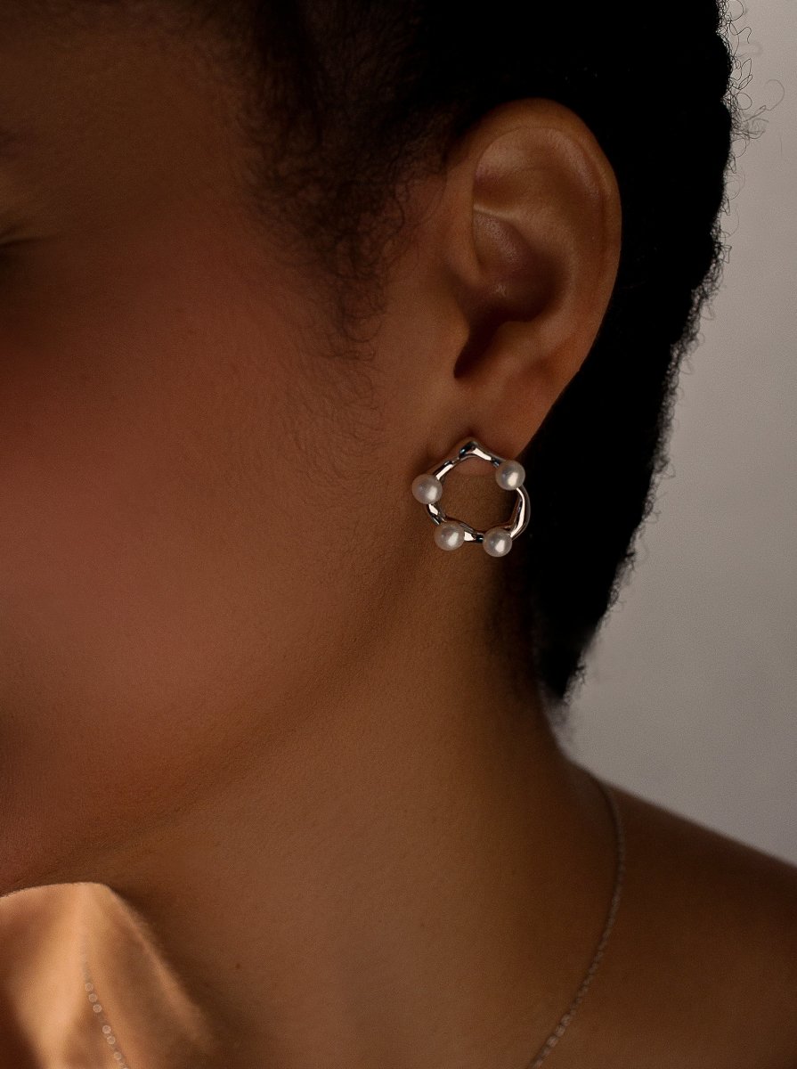 Pendientes originales de plata diseño circular irregular con mini perlas incrustadas