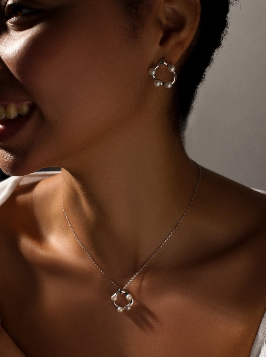 Pendientes originales de plata diseño circular irregular con mini perlas incrustadas