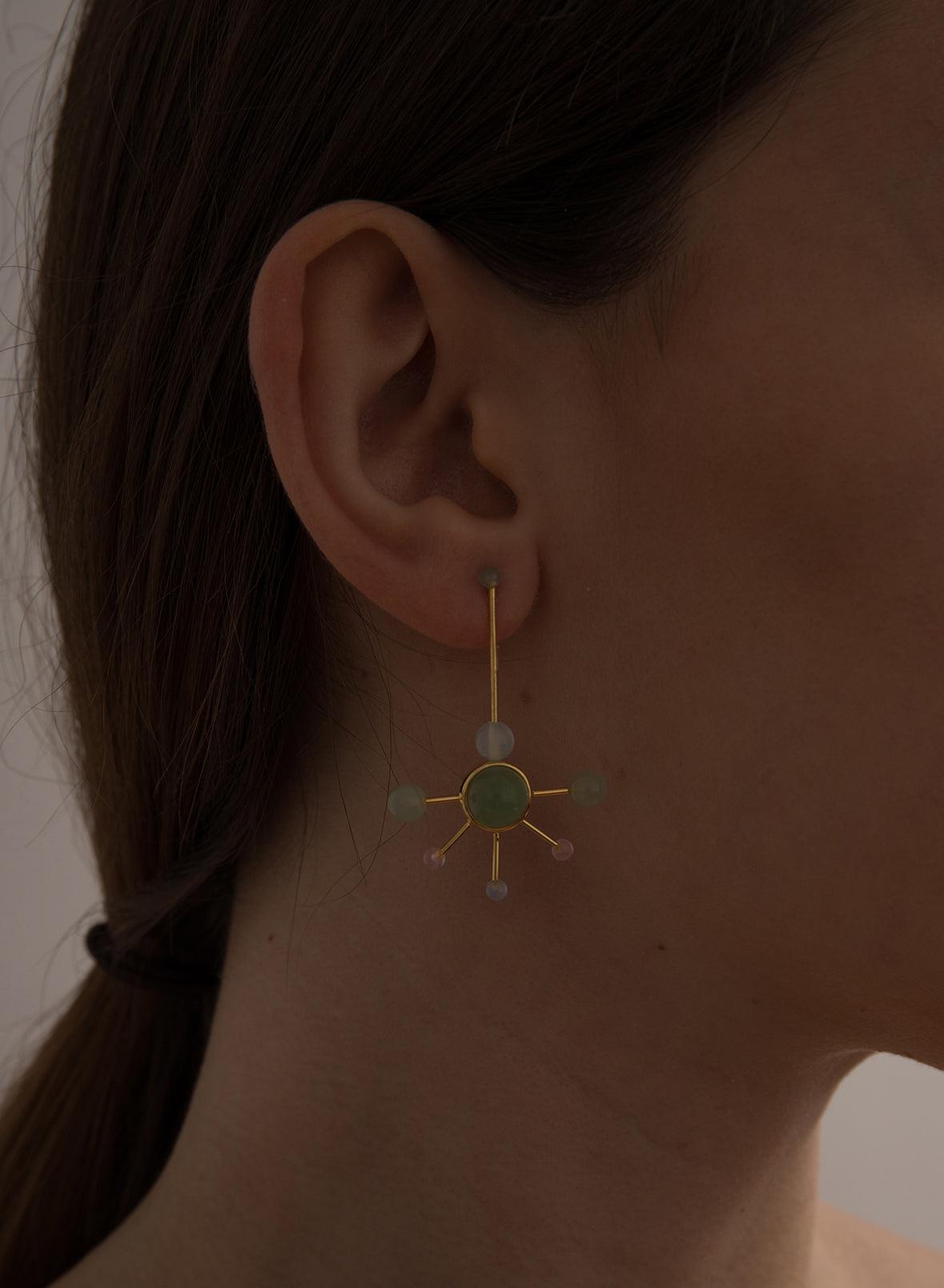 Pendientes originales de plata diseño desiguales con piedras de colores