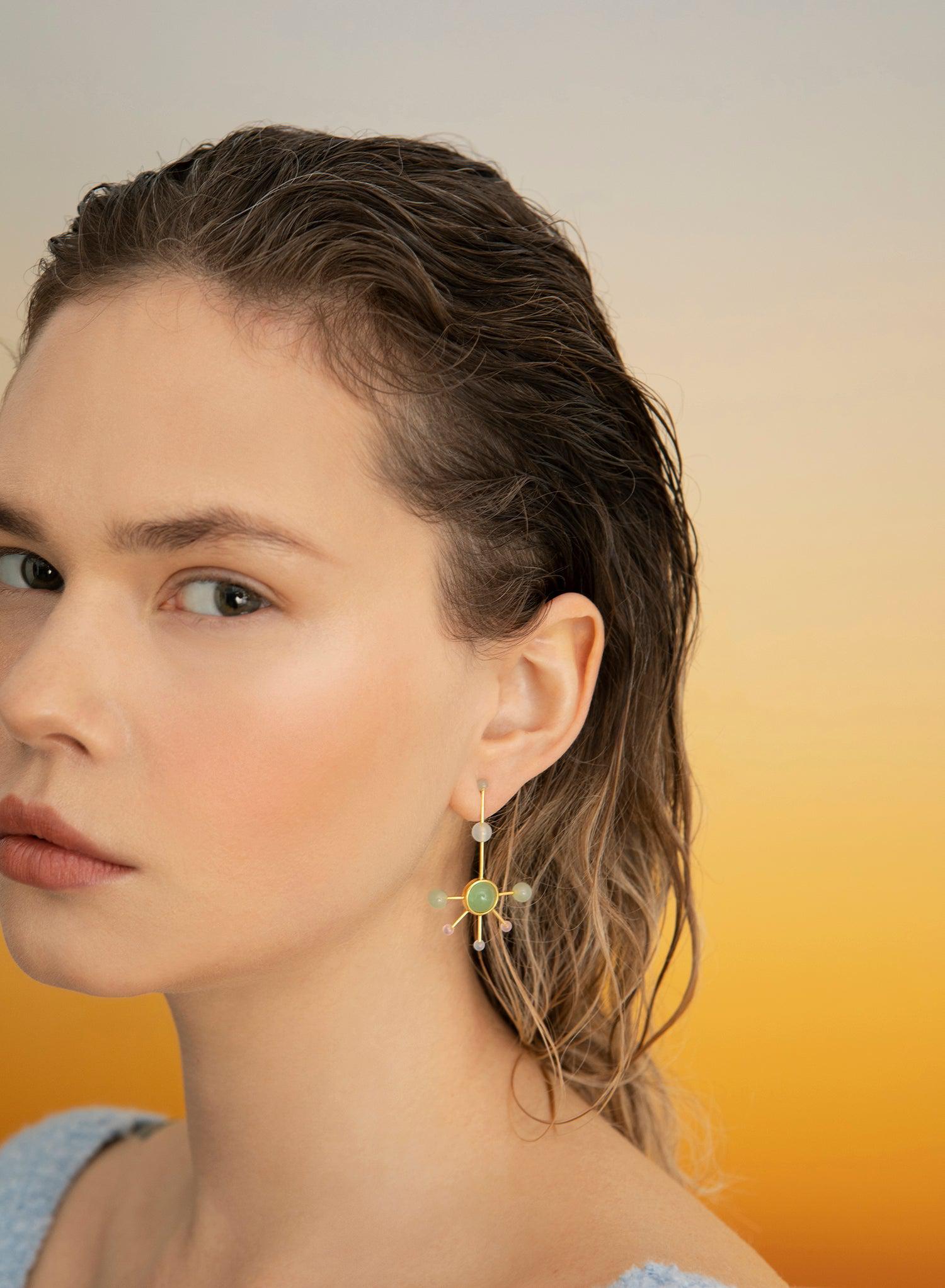 Pendientes originales de plata diseño desiguales con piedras de colores