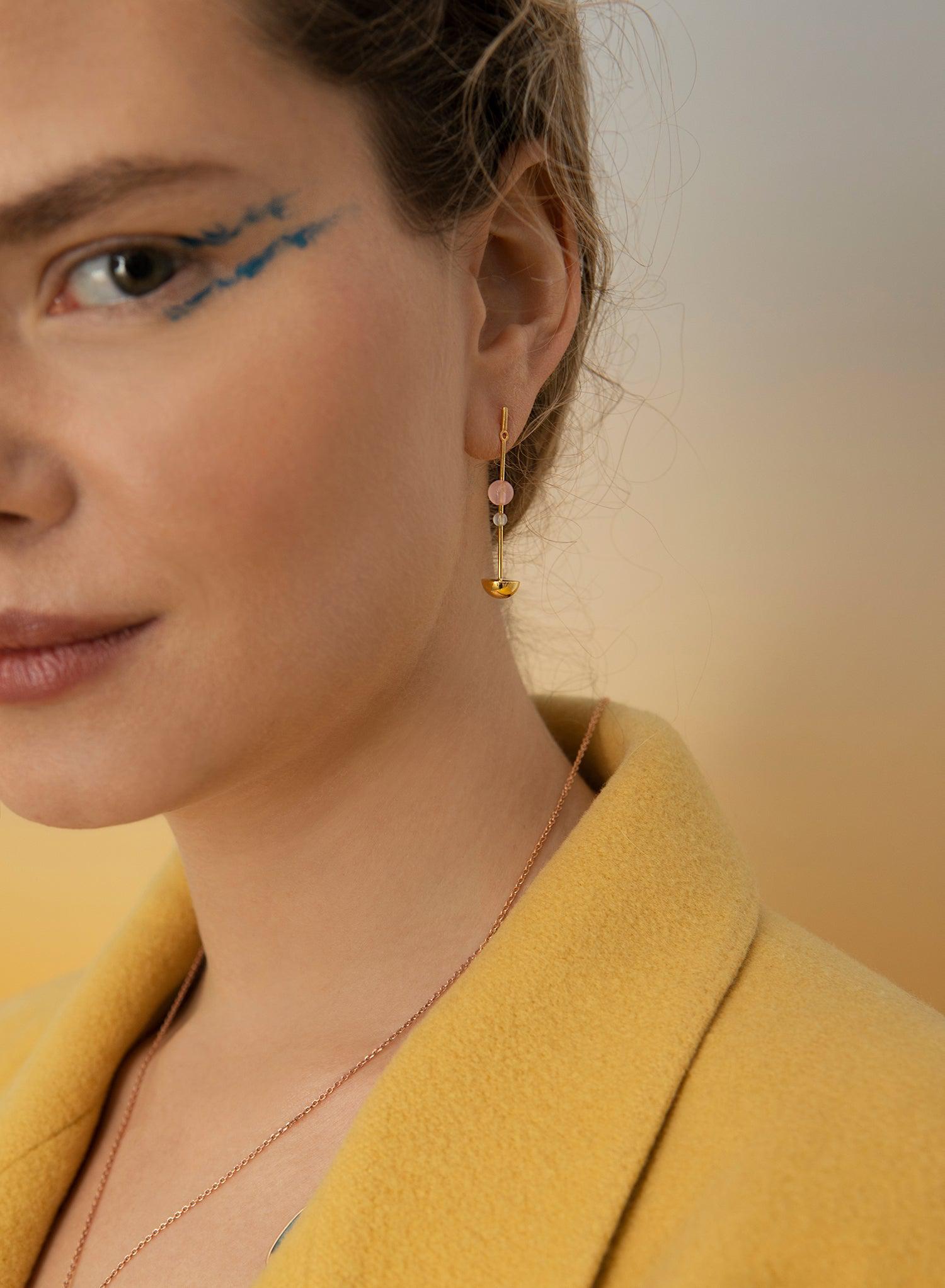 Pendientes originales de plata irregulares con piedras de colores