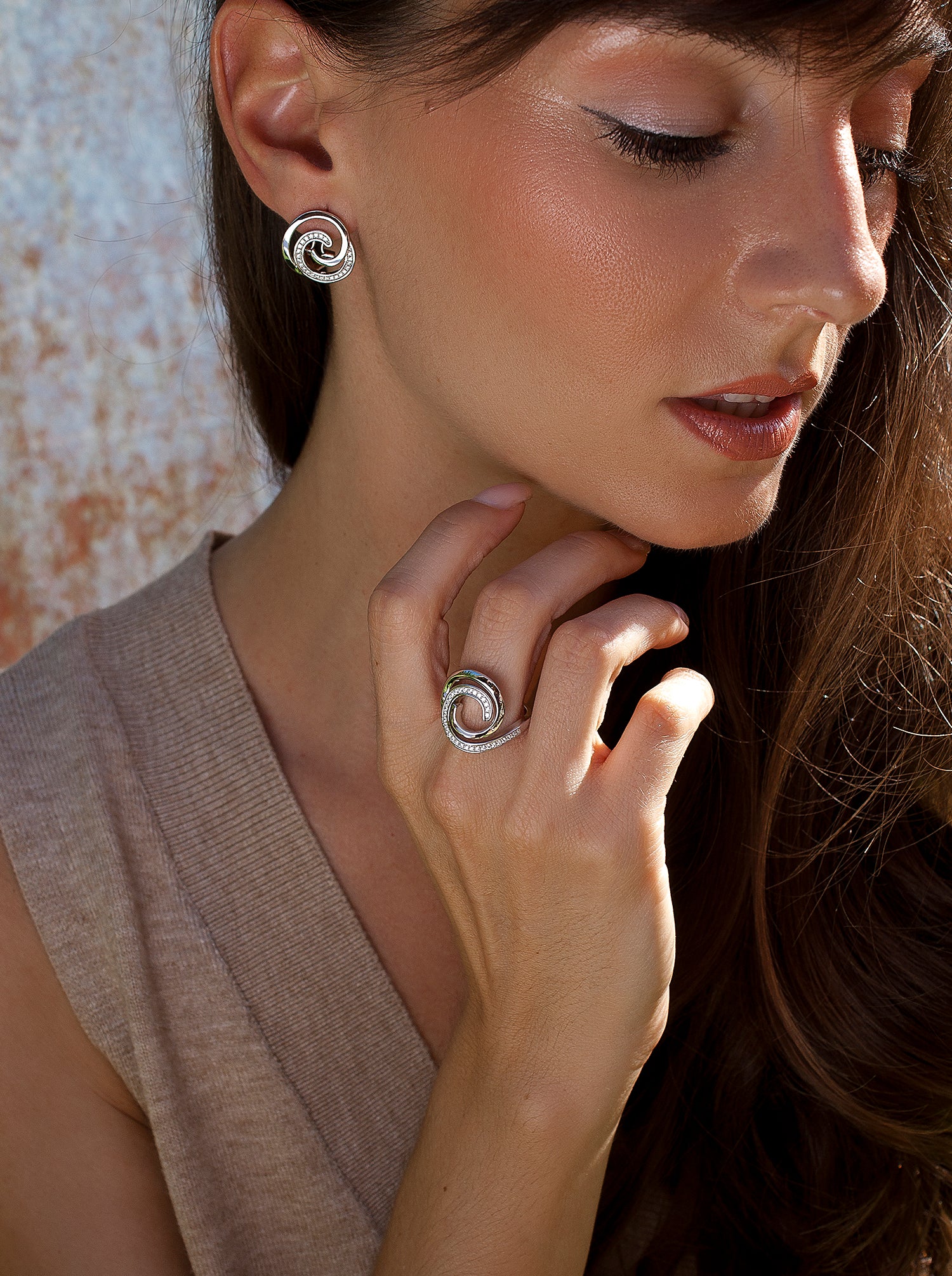 Pendientes originales diseño caracol con circonitas