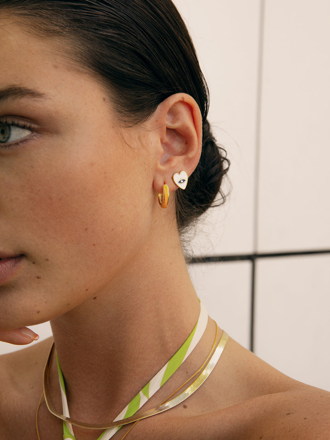 Pendientes originales diseño corazón con esmalte blanco