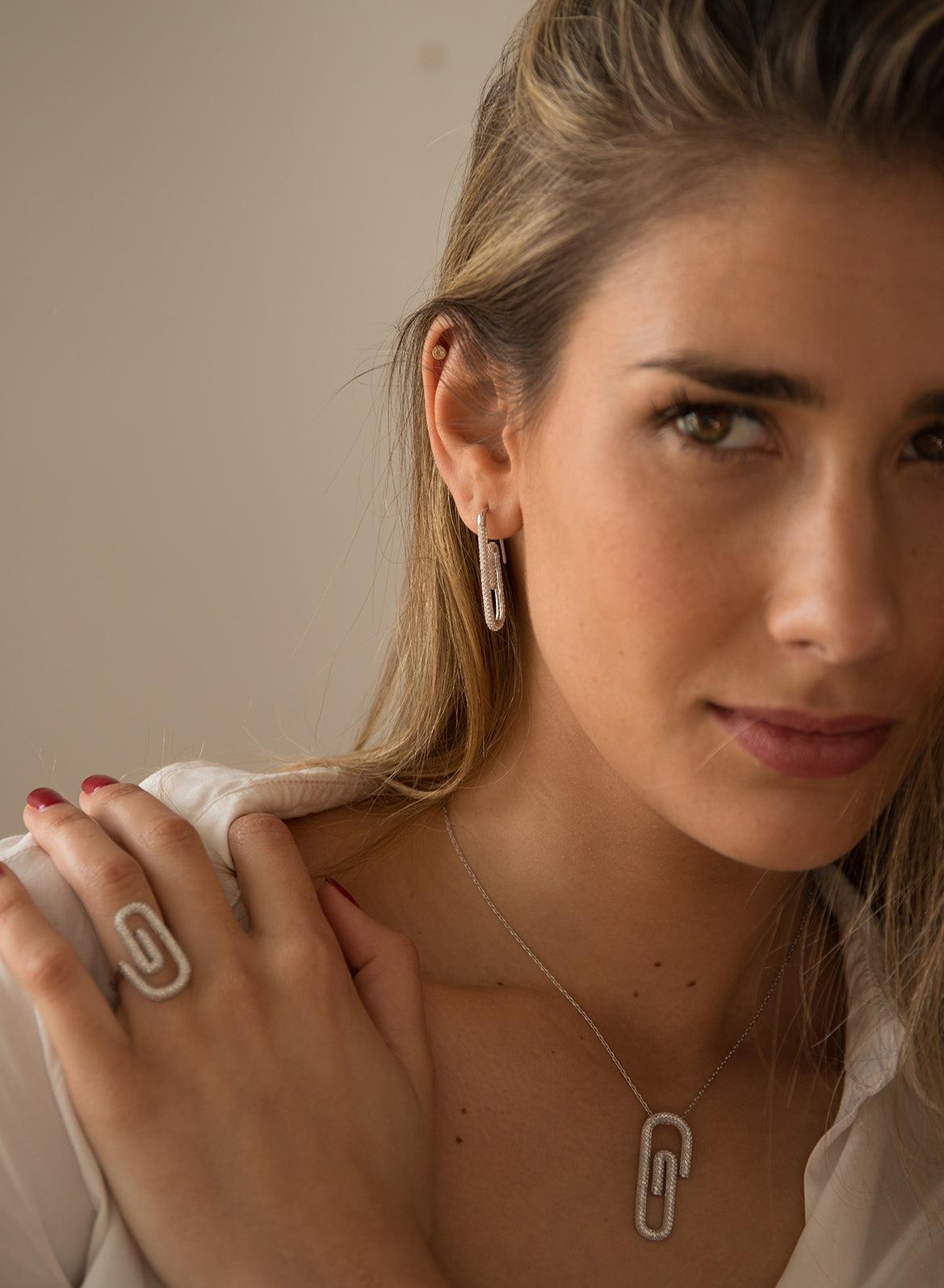 Pendientes originales diseño de clip con circonitas