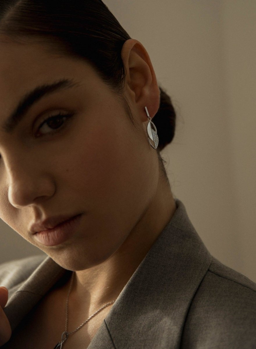 Pendientes originales diseño de hoja geométrica con circonitas-LINEARGENT