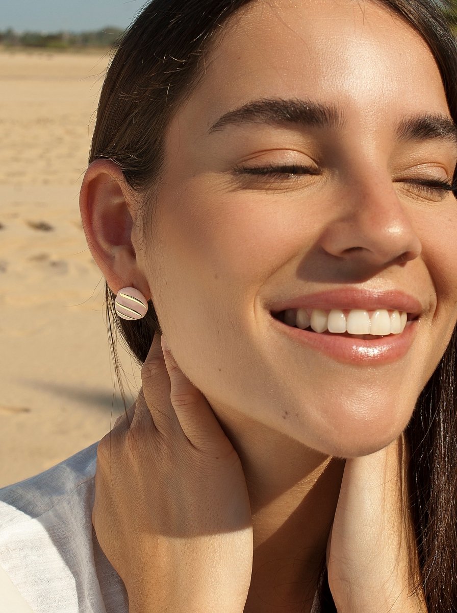 Pendientes originales diseño irregular esmalte rosa y detalles dorados-LINEARGENT