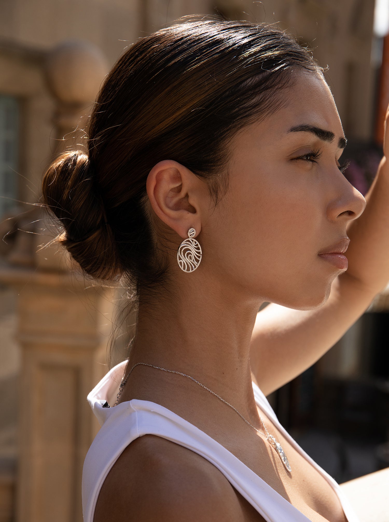 Pendientes originales diseño ovalado con detalles de circonitas-LINEARGENT