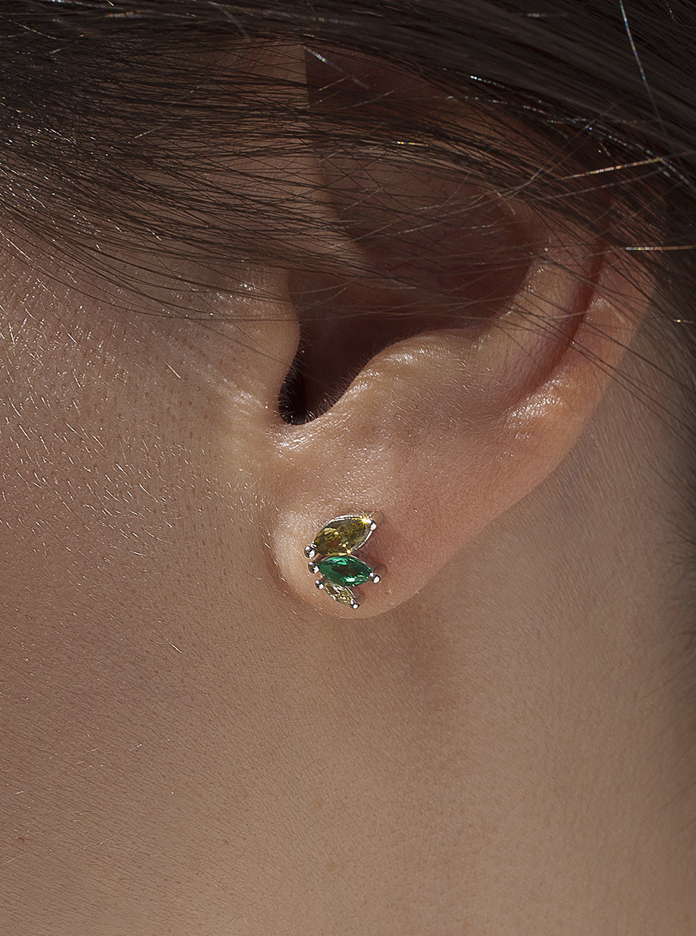 Pendientes pequeños con gemas en tonos verdes-LINEARGENT