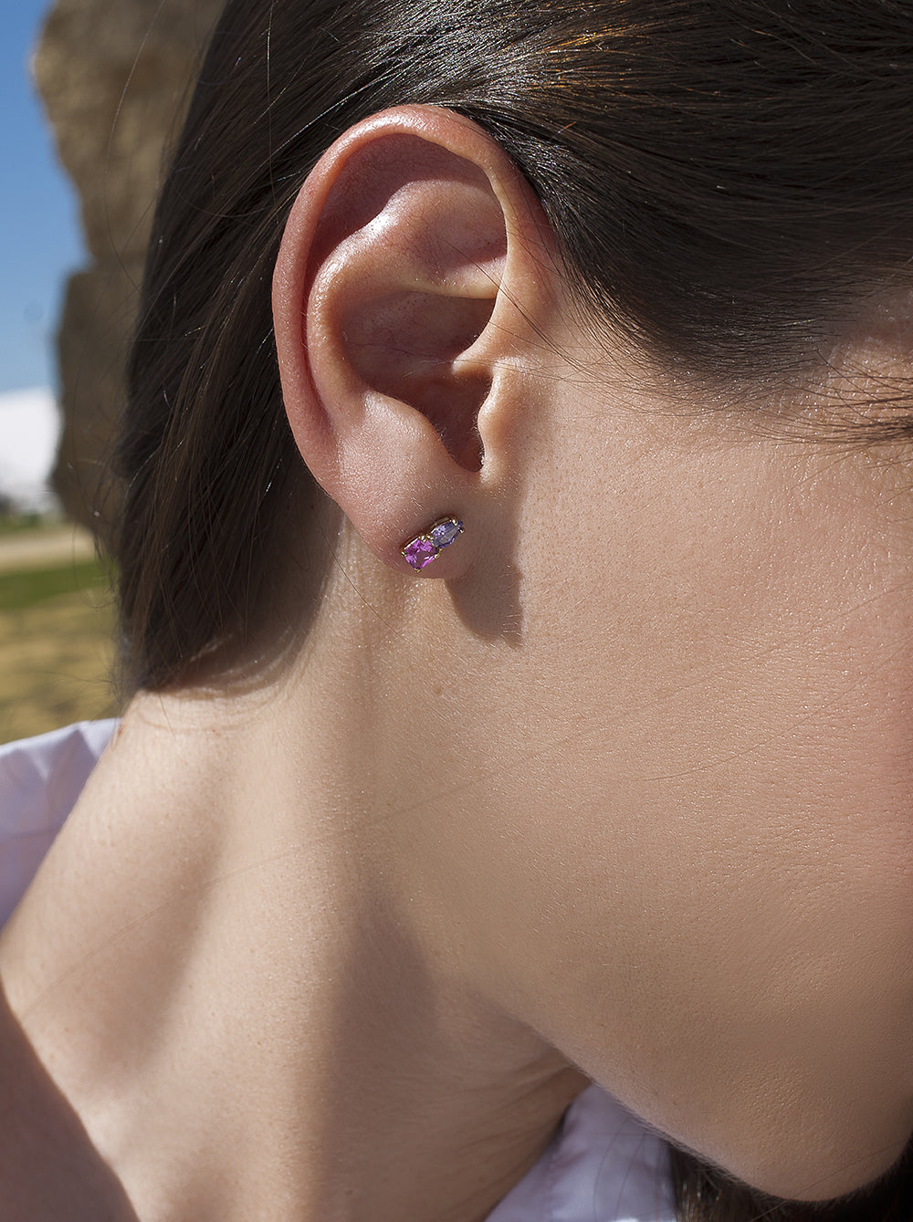 Pendientes pequeños con gemas tono fucsia y amatista