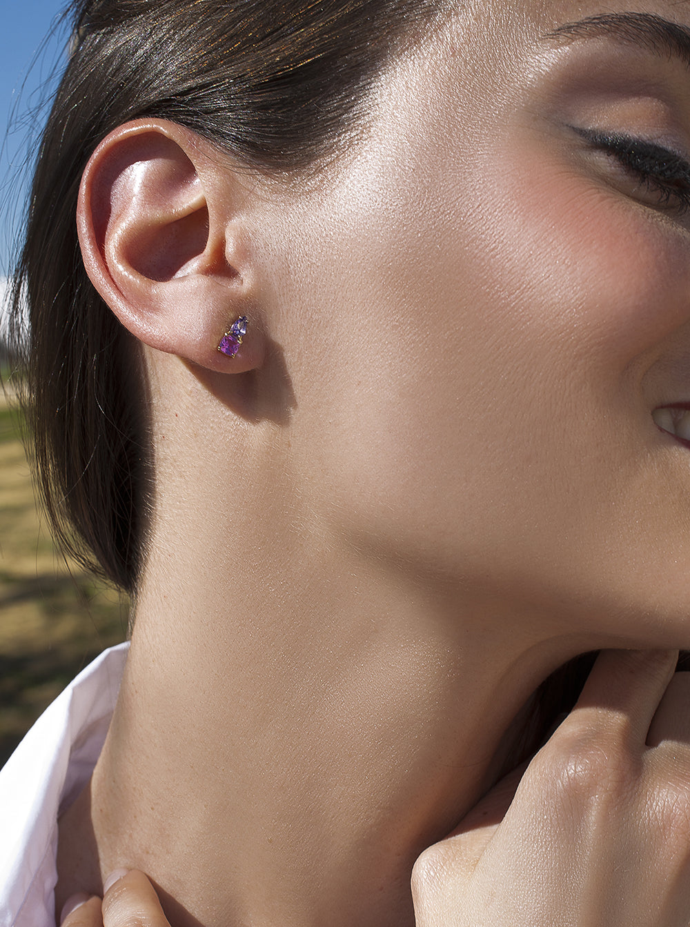 Pendientes pequeños con gemas tono fucsia y amatista