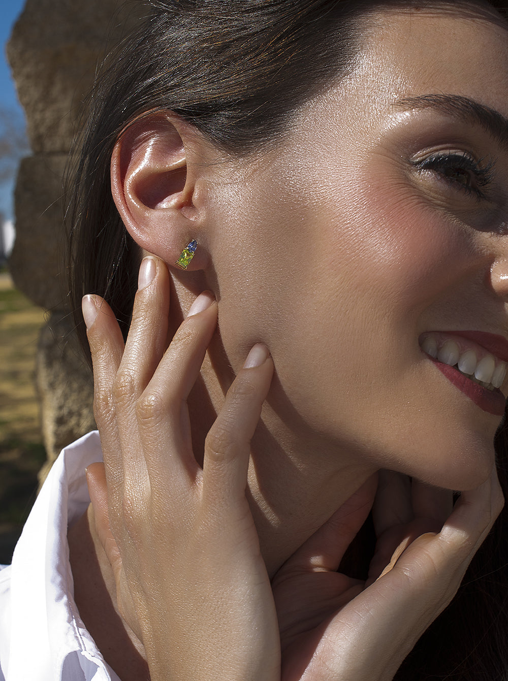Pendientes pequeños con gemas tono lima y lavanda