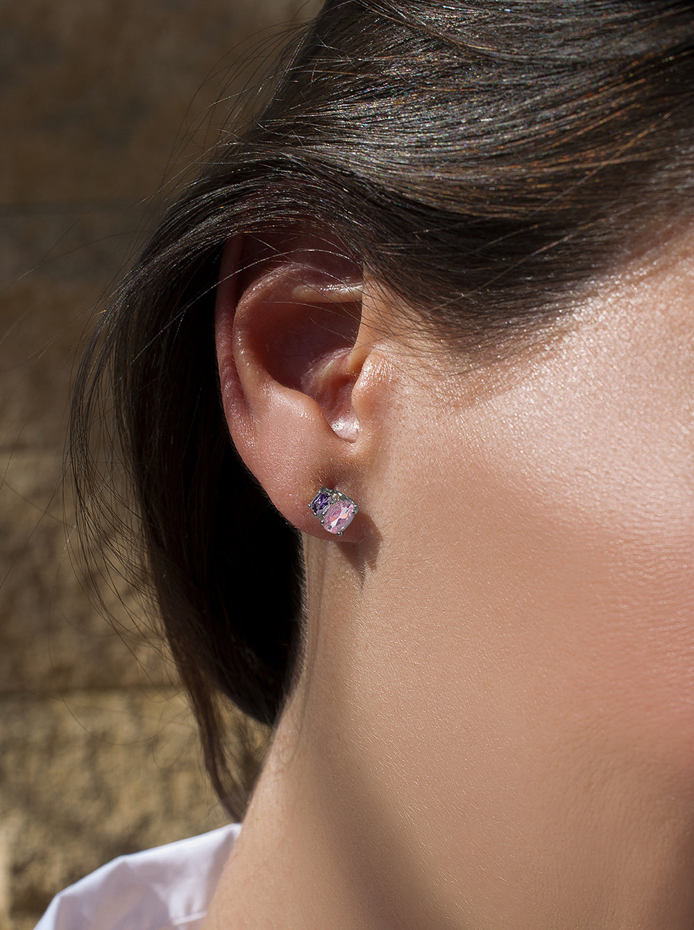 Pendientes pequeños con gemas tono rosa y amatista