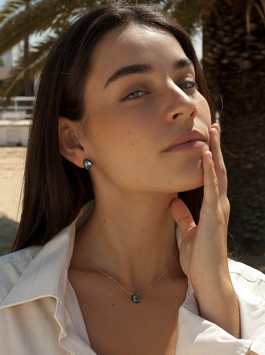 Pendientes pequeños diseño de gota combinados con esmalte azul