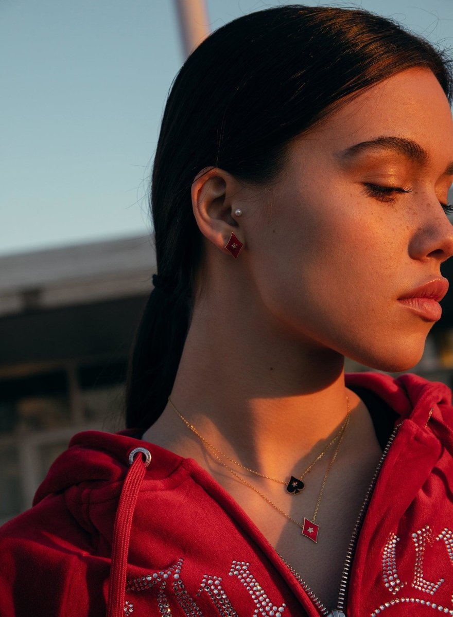 Pendientes pequeños diseño rombo con esmalte rojo