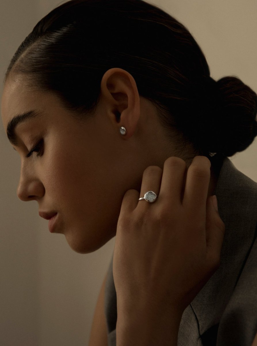 petits  boucles d'oreillesargent brillants avec silhouette de de  et zirconsLINEARGENT