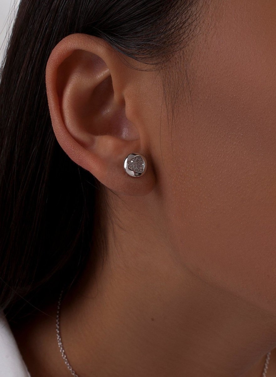 Boucles d'oreilles petits argent brillants avec silhouette triangulaire et zircons-LINEARGENT