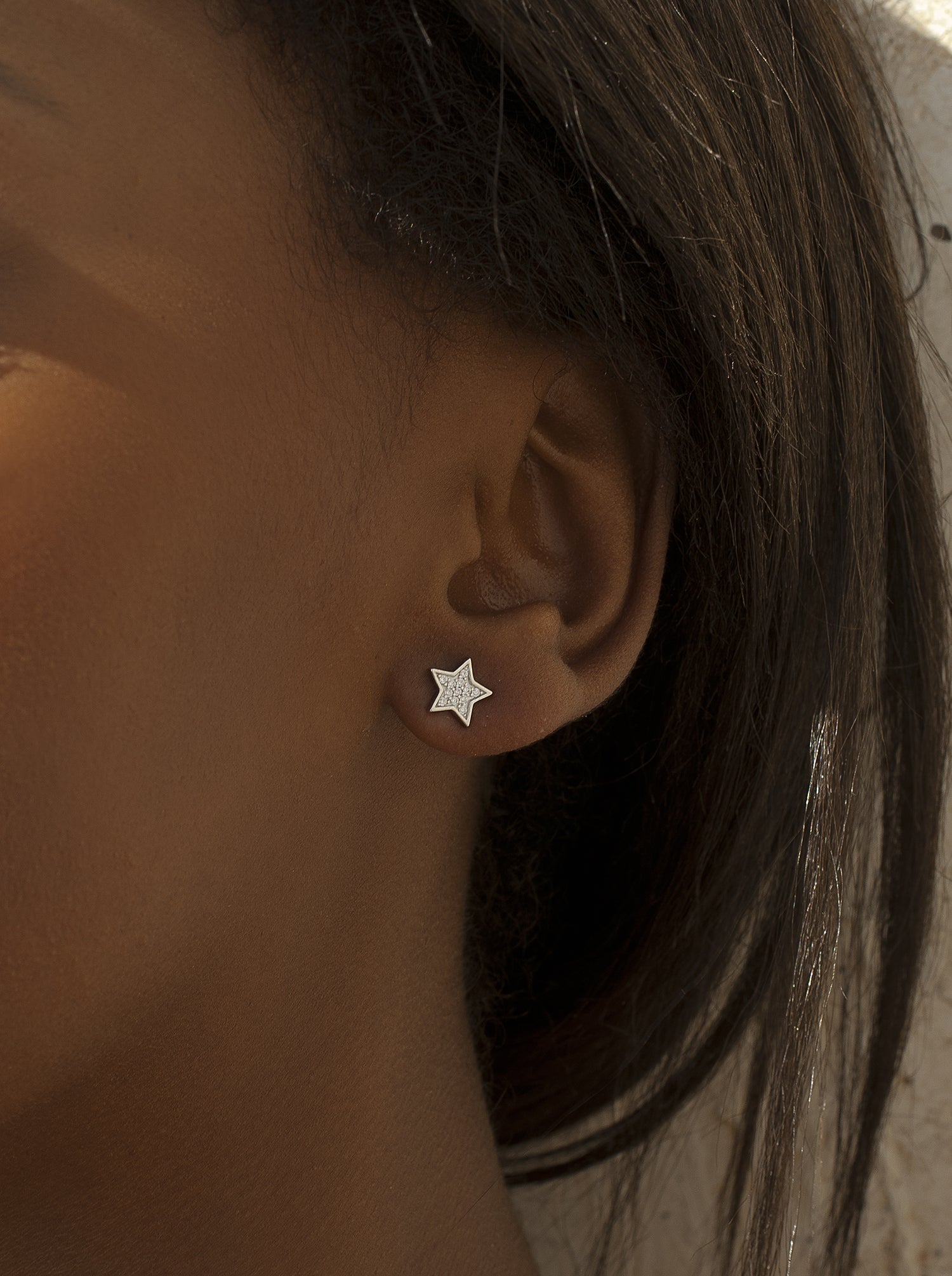 Pendientes pequeños plata brillantes silueta estrella-LINEARGENT