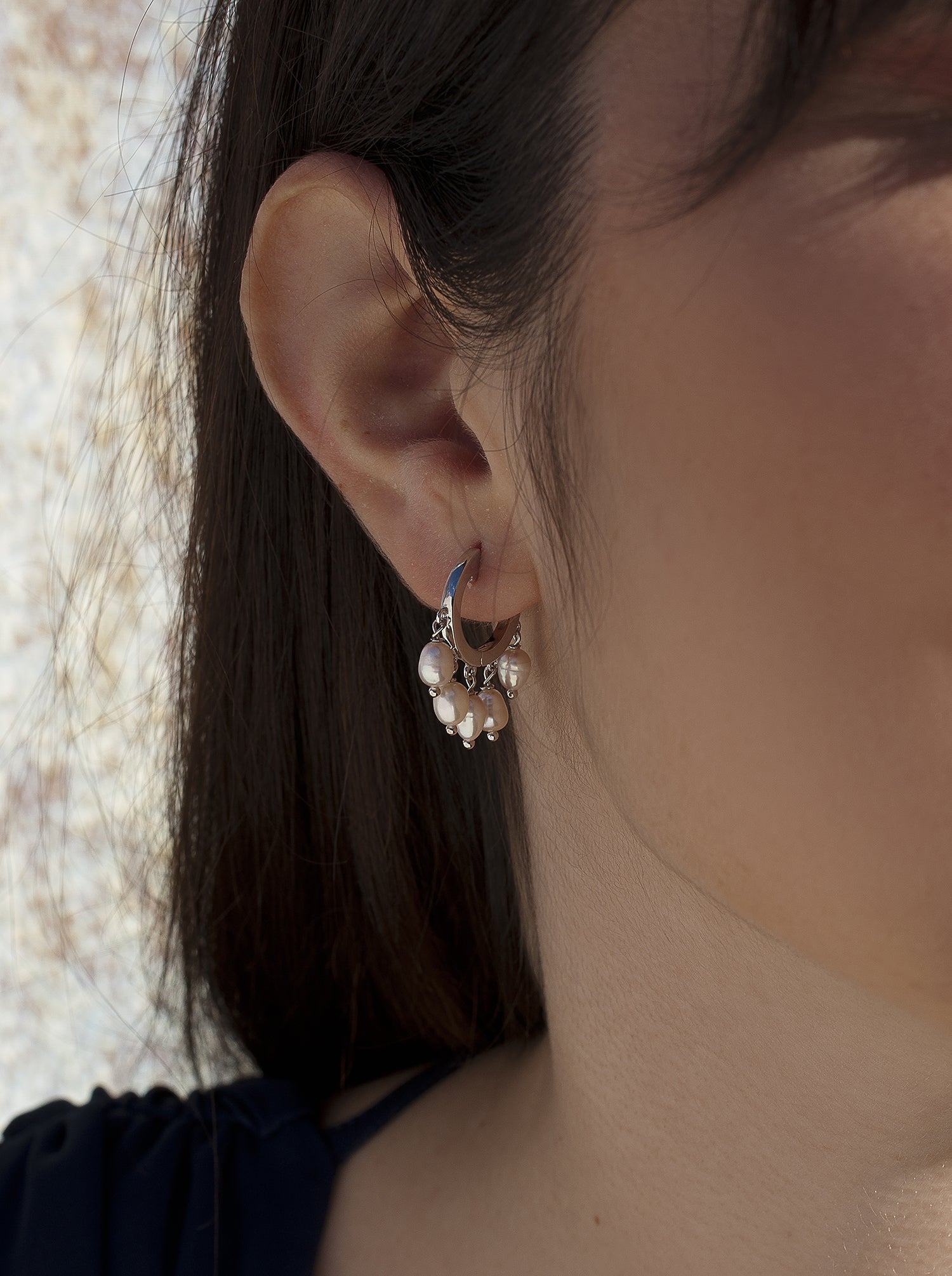 Pendientes perla diseño aro de plata con perlas colgando