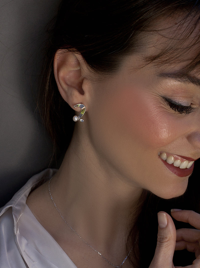 Pendientes plata diseño serpentina con una perla