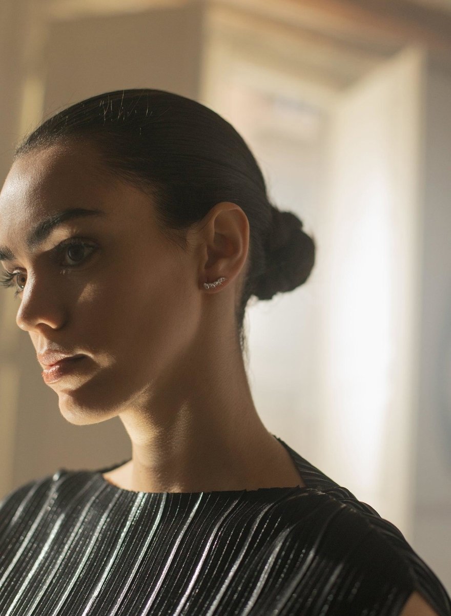 Boucles d'oreilles grimpeurs de argent avec cuatro zircons au design LINEARGENT