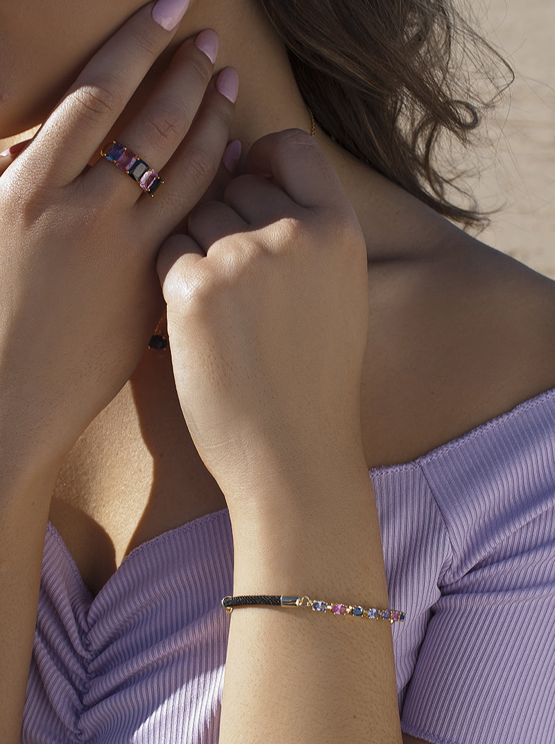 Pulsera con piedras de colores centrales y cordon.