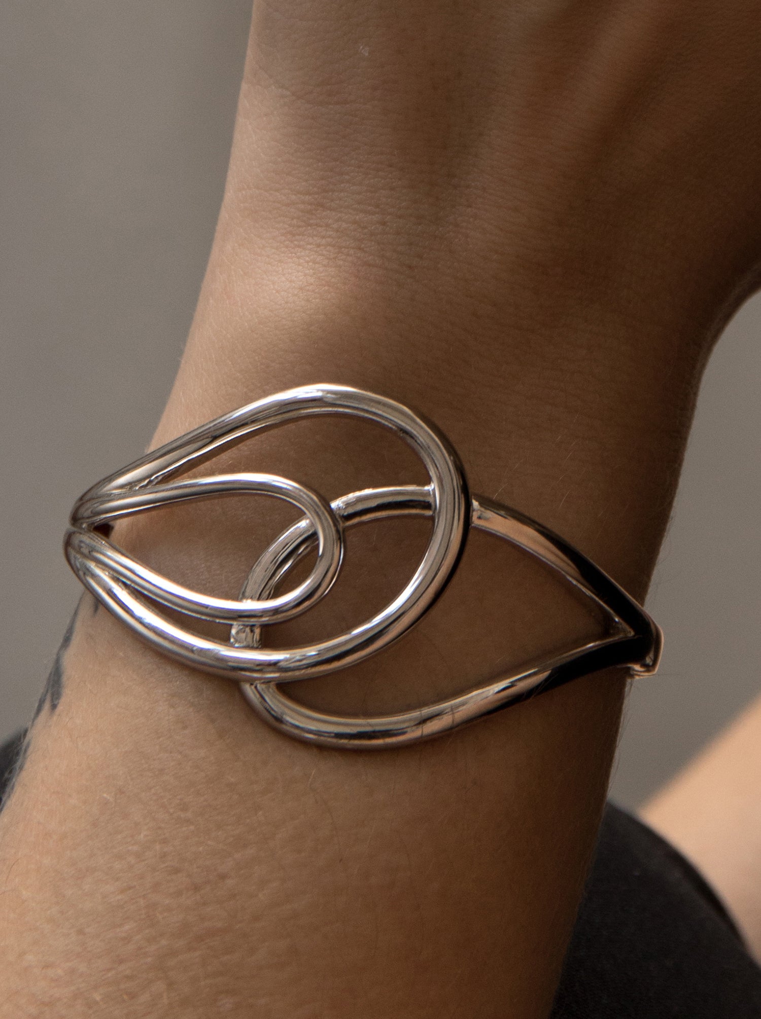 Pulsera esclava diseño irregular en plata lisa-LINEARGENT