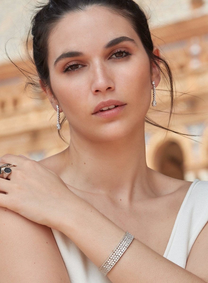 Pulsera riviere de plata con múltiples raíles de cuarzos adamantinos blancos redondos y detalle de circonitas en los lados