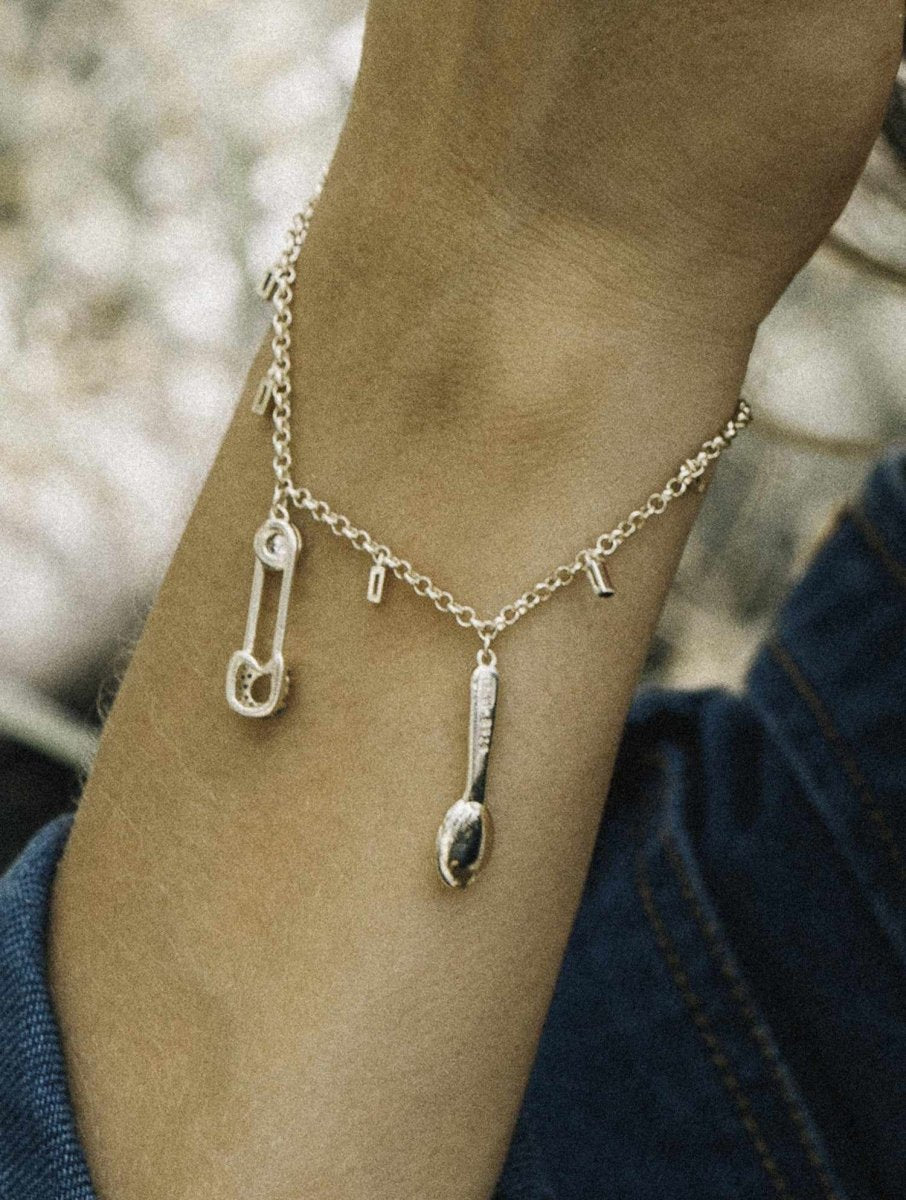 Pulseras con colgantes diseño de imperdible cuchara y estrella-LINEARGENT