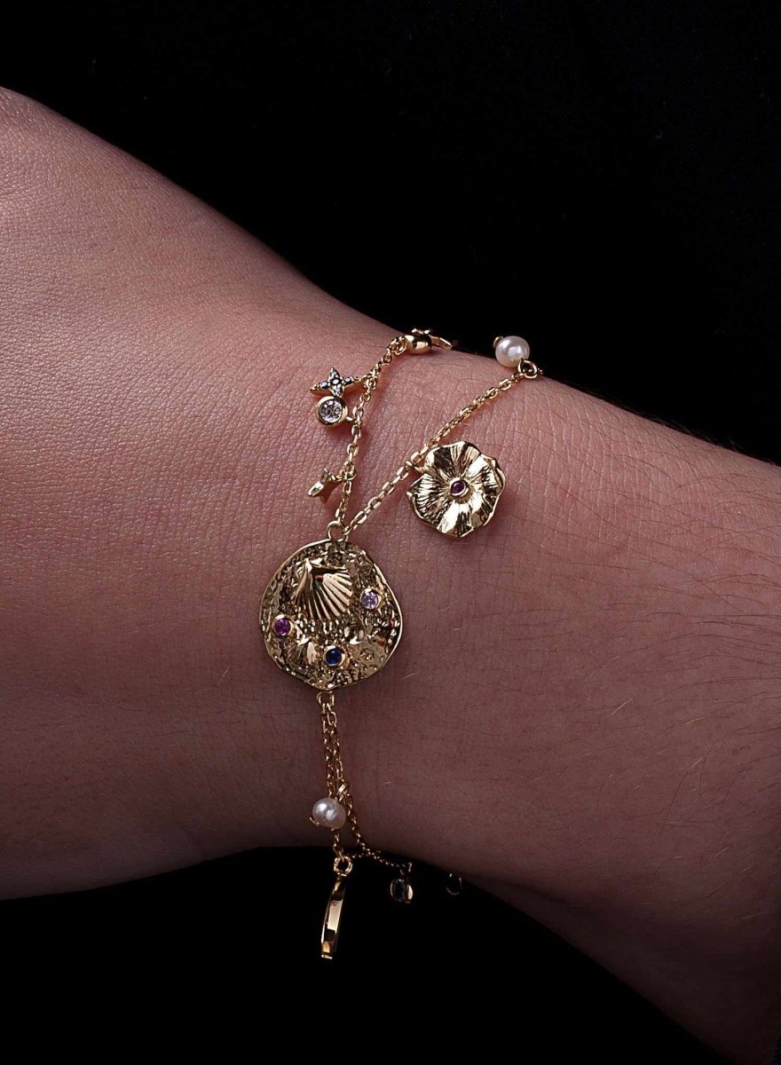 Pulseras con colgantes diseño de medalla central