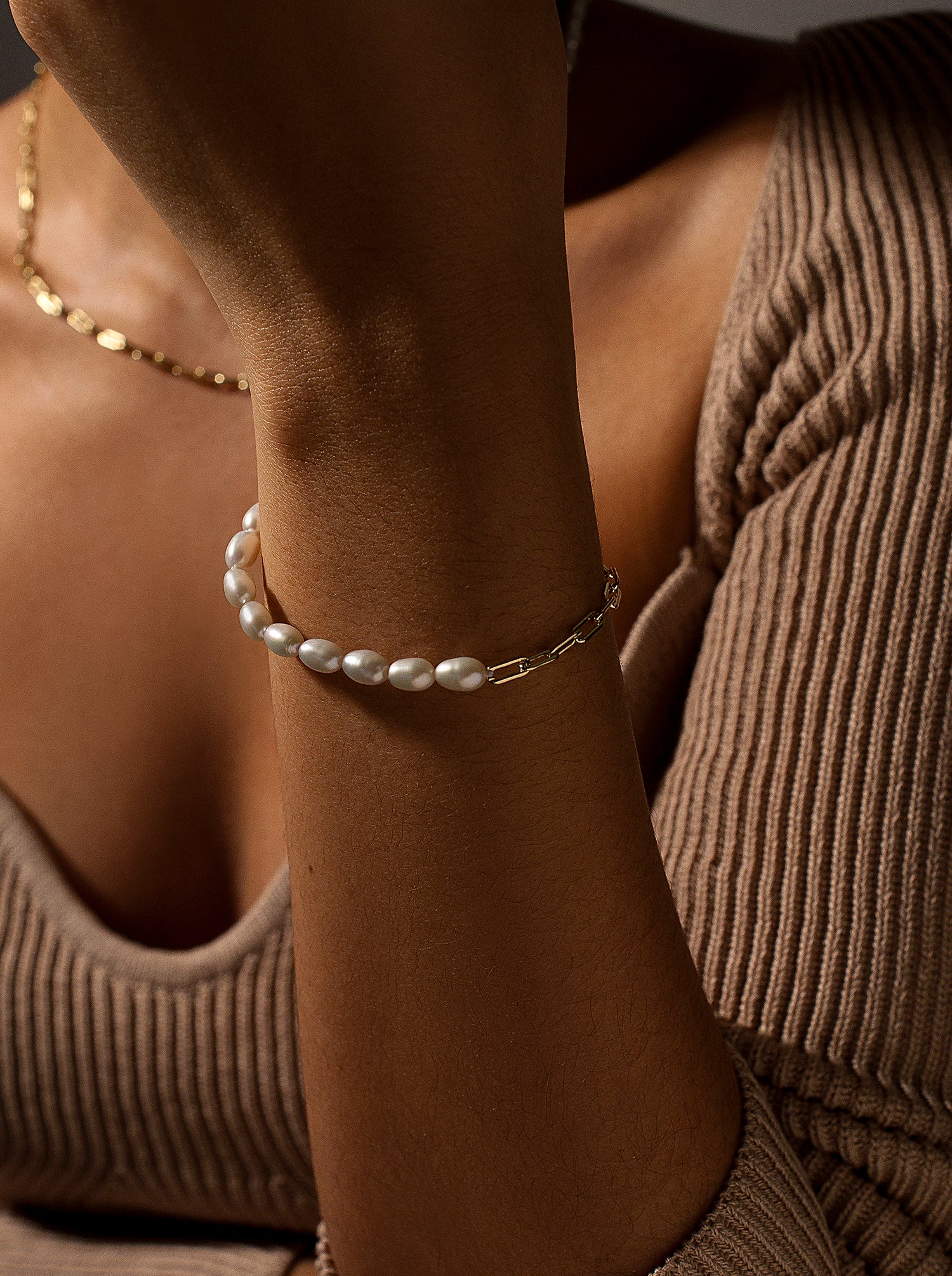 Pulseras de perlas diseño paper clip de plata con baño de oro