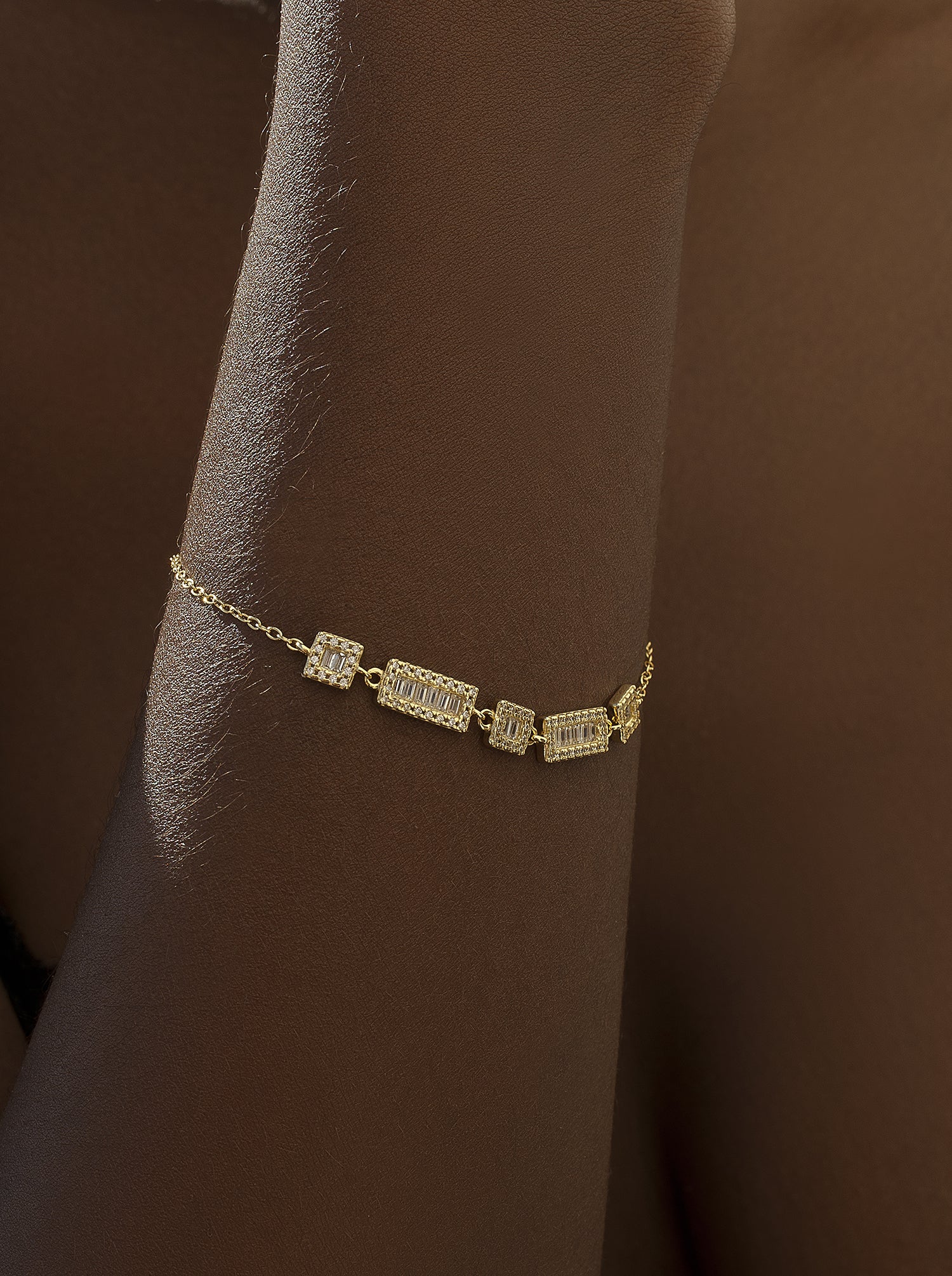 Pulseras finas bañada en oro diseño central con circonitas blancas-LINEARGENT