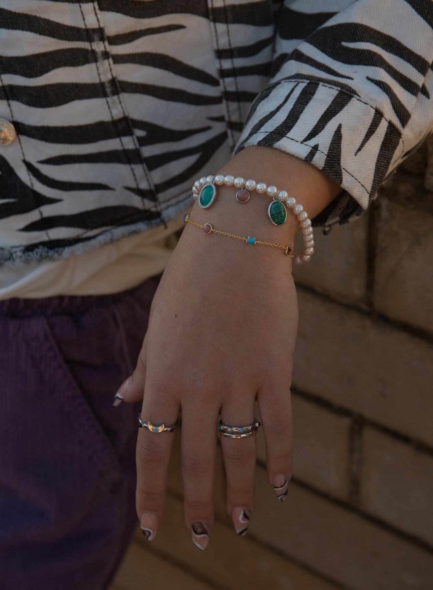 Pulseras finas bañadas en oro con charms multi forma