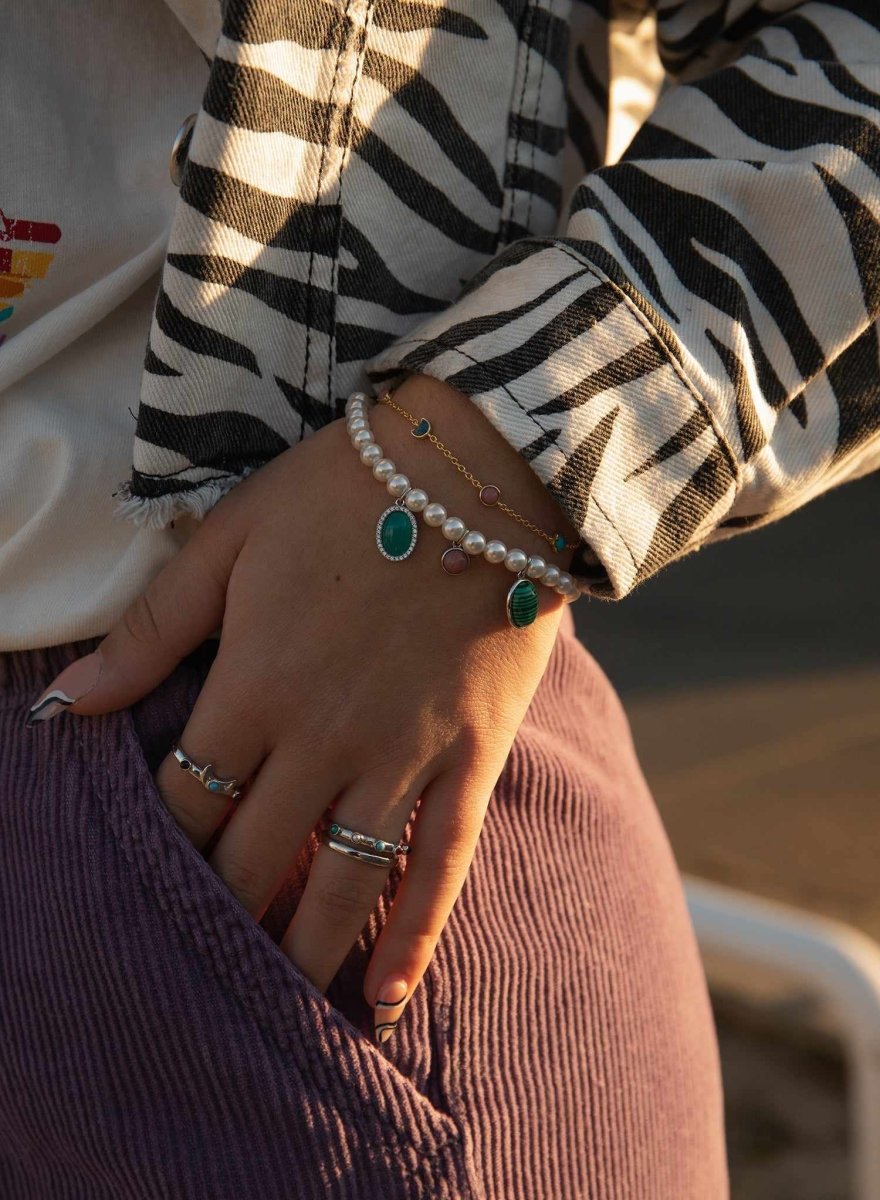 Pulseras finas bañadas en oro con charms multi forma