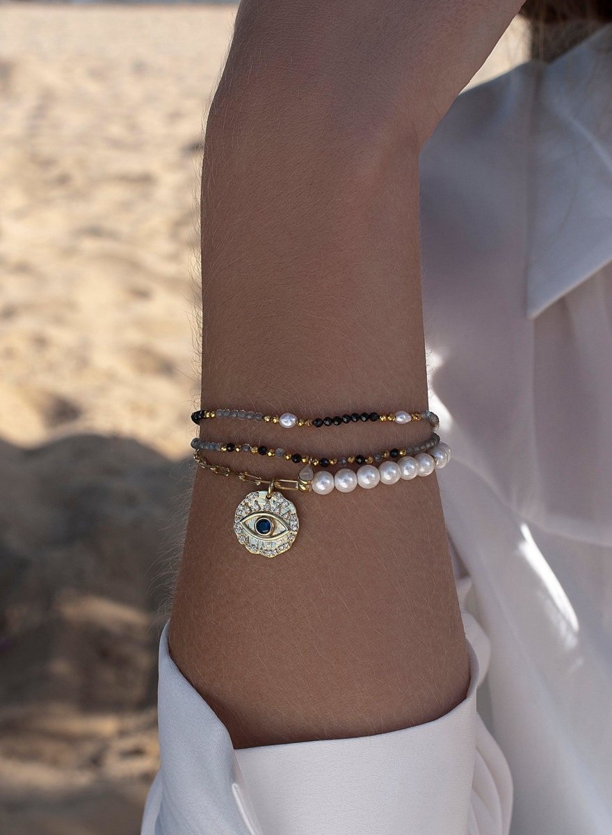 Pulseras finas diseño de bolas perlas y medalla