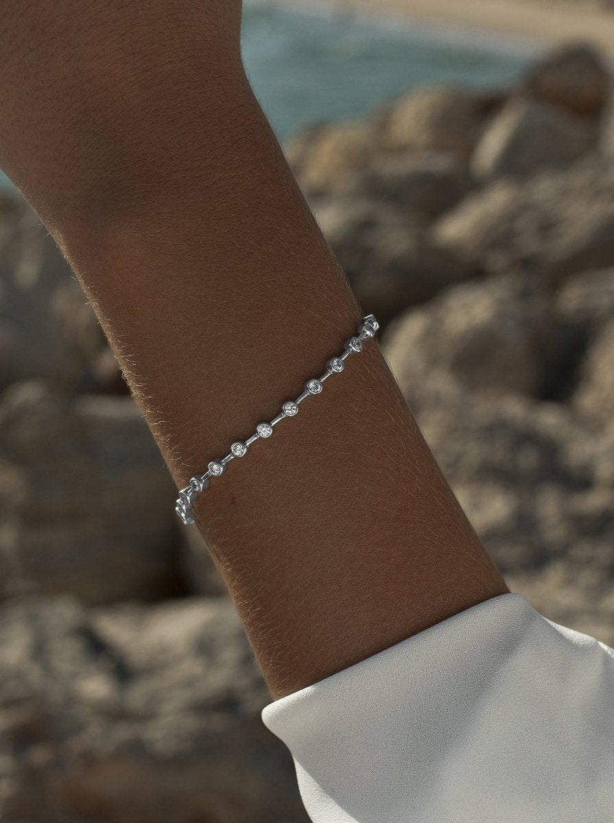 Pulseras finas en plata diseño circular con circonitas