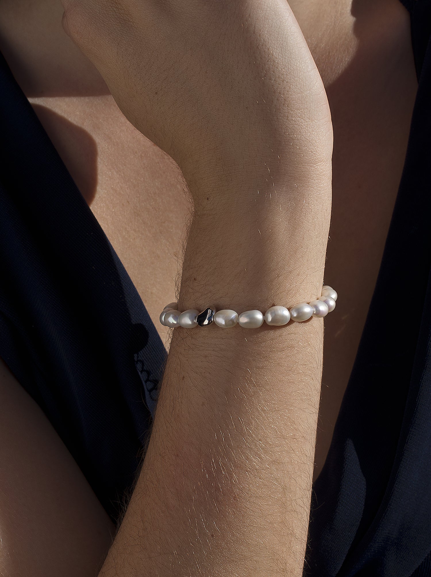 Pulseras perlas con detalle de plata irregular bañada en oro