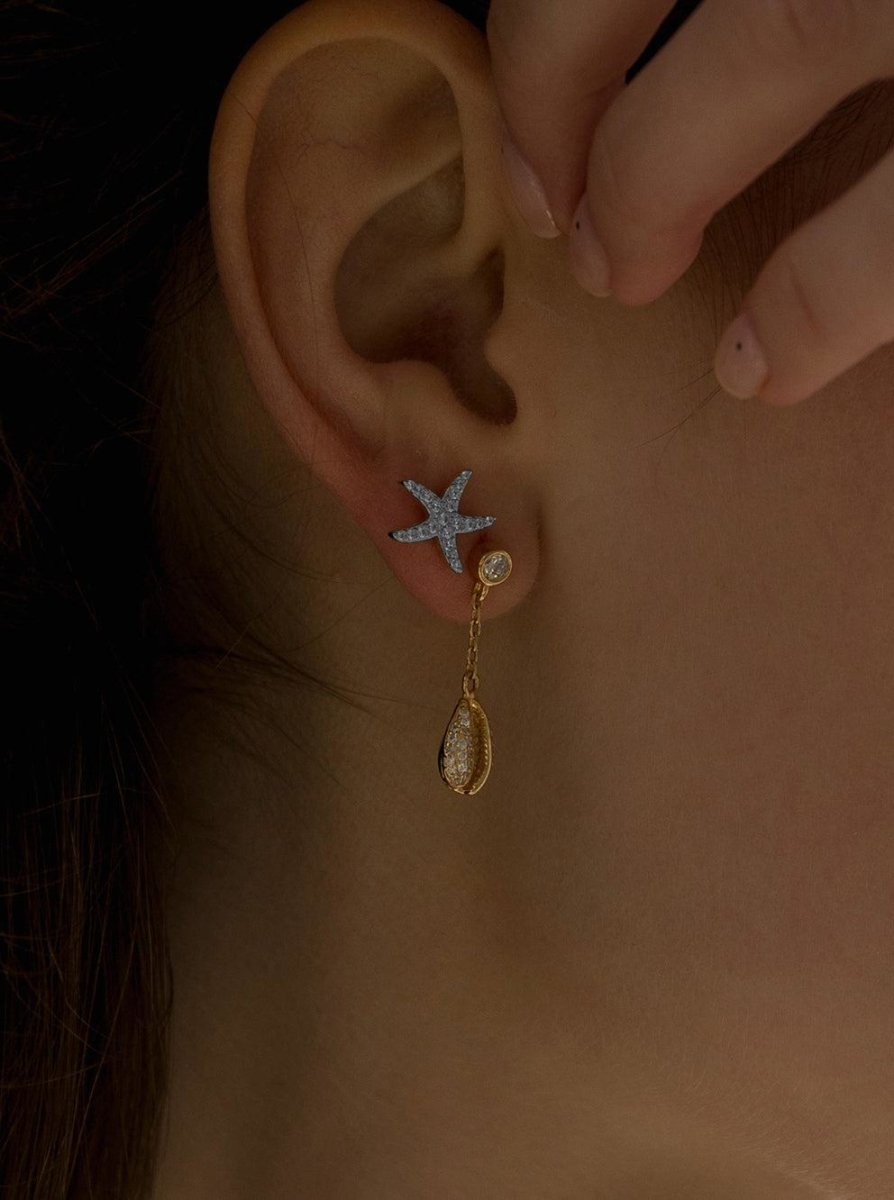 Segundo pendiente de plata baño en oro con charm de concha y circonitas-LINEARGENT