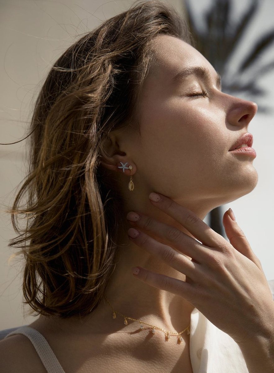 Segundo pendiente de plata baño en oro con charm de concha y circonitas-LINEARGENT