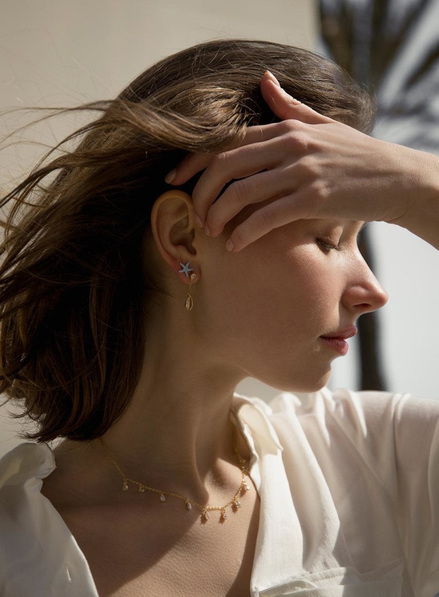 Segundo pendiente de plata baño en oro con charm de concha y circonitas-LINEARGENT