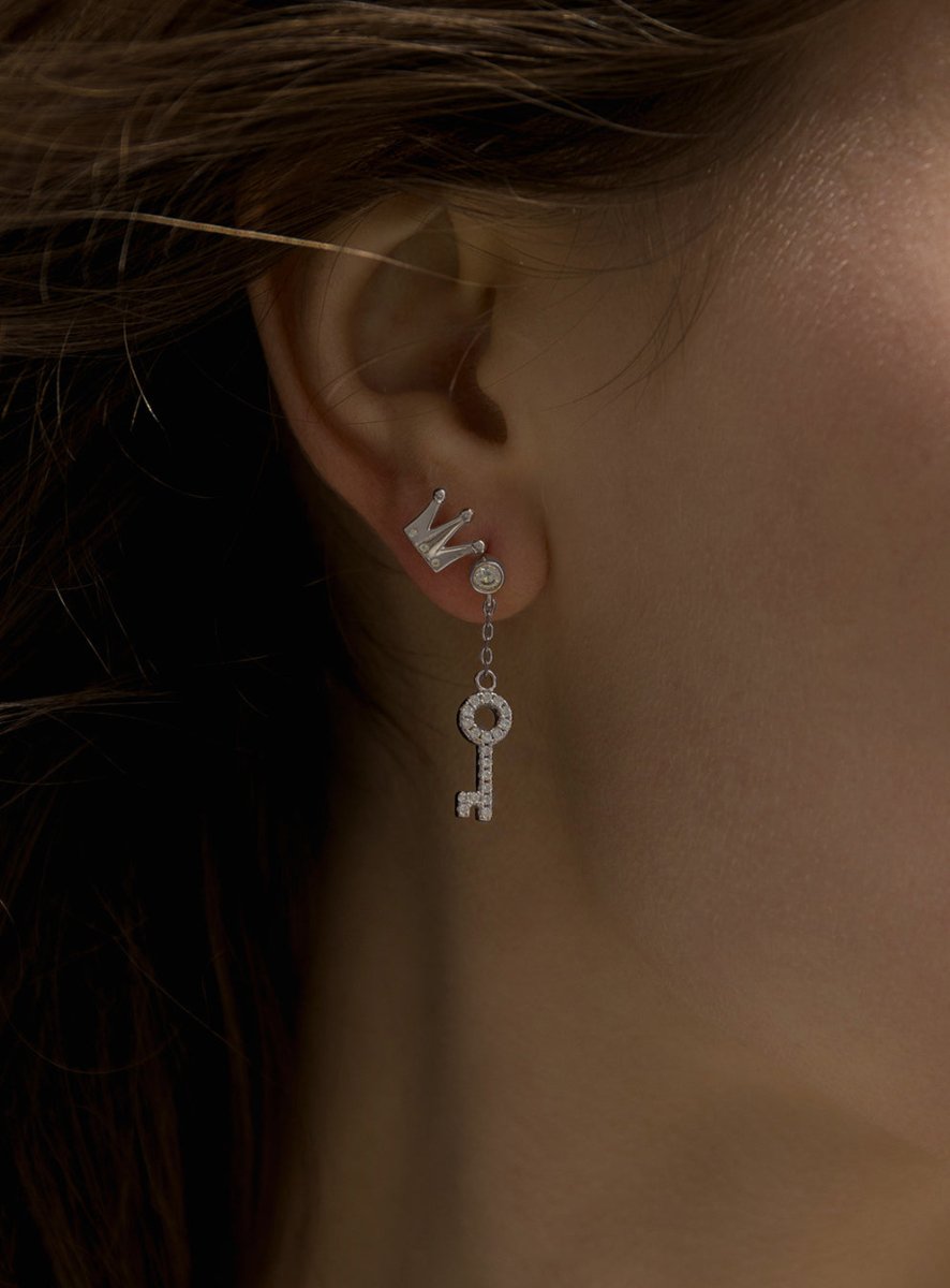 Segundo pendiente de plata con charm de llave y circonitas-LINEARGENT