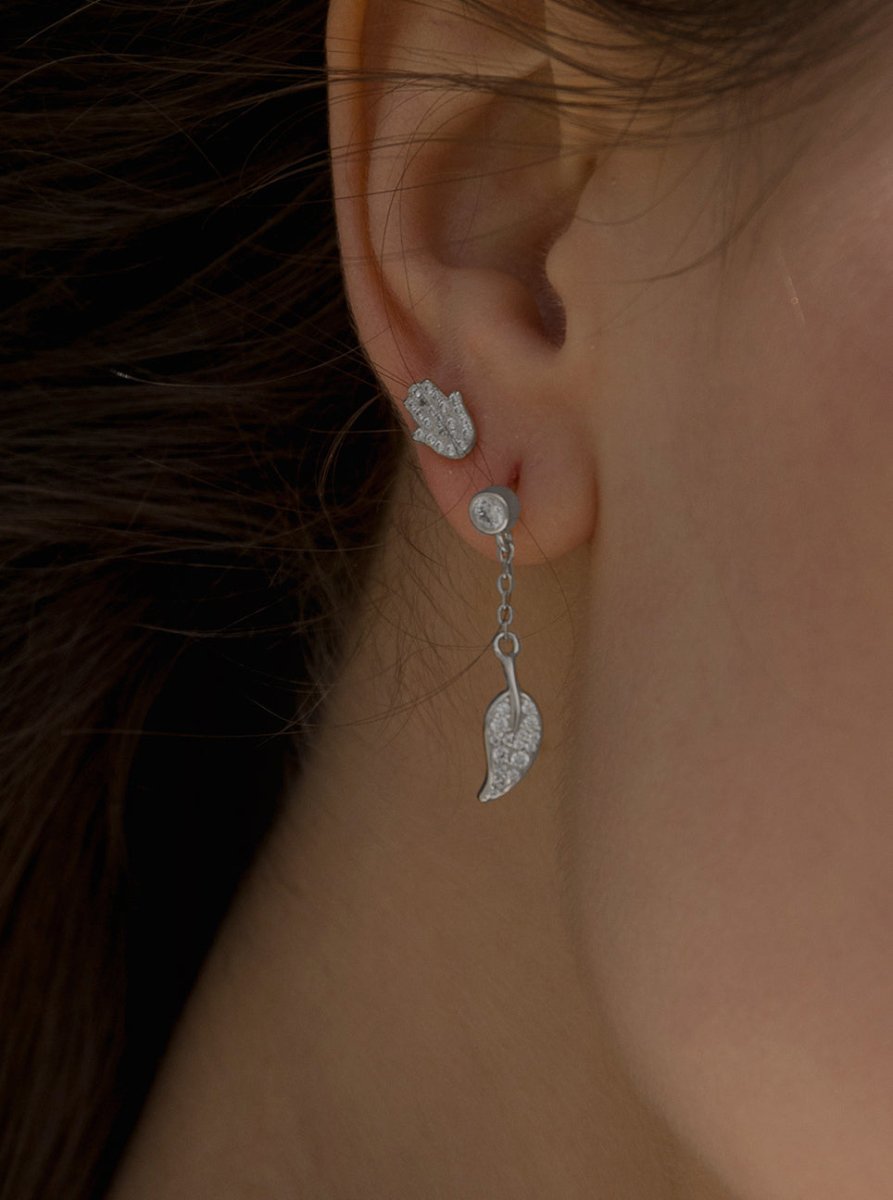 Segundo pendiente de plata con charm de mano de fátima-LINEARGENT