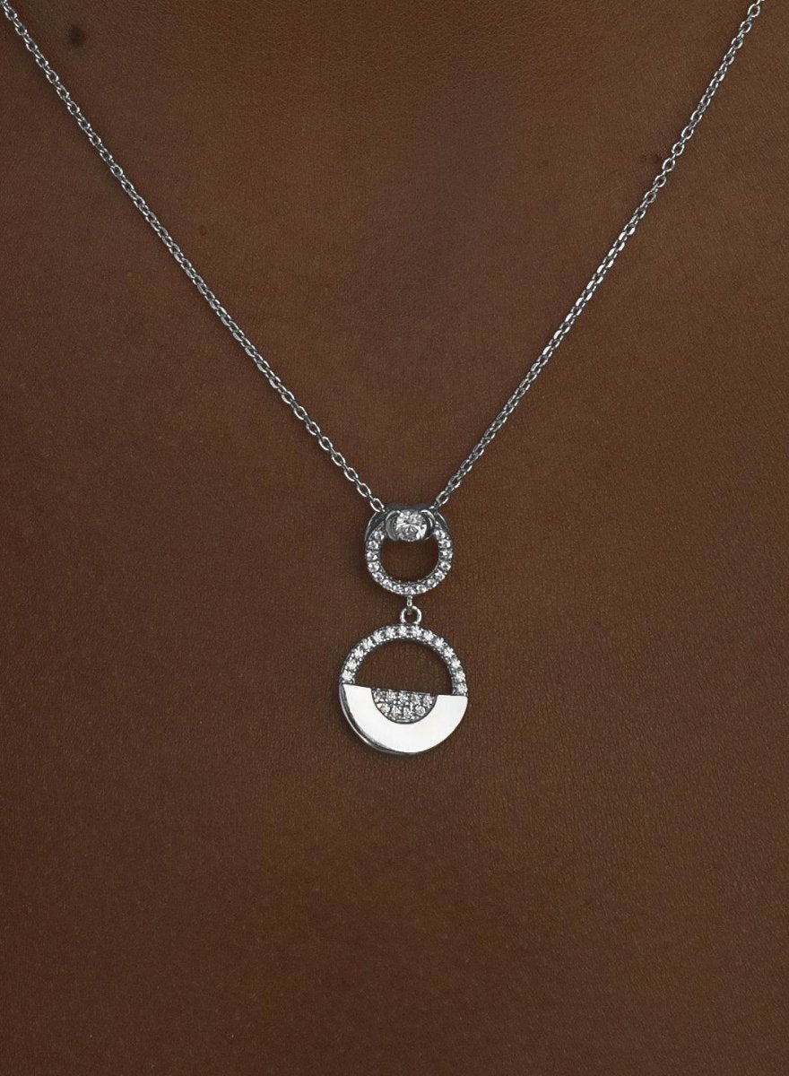 Collar · Colgante brillante de plata compuesto por dos circulos de diferentes tamaños y detalle de circonitas