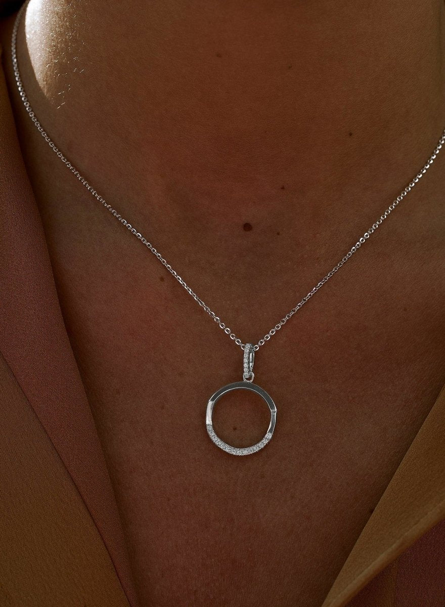 Collar · Colgante brillante de plata con diseño geométrico circular desigual y detalle de circonitas