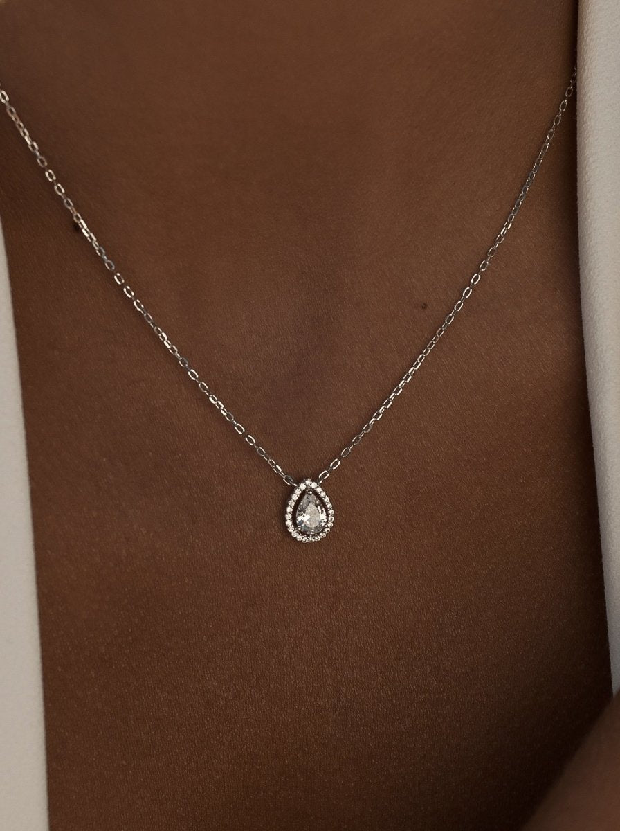 Collar · Colgante brillante de plata con motivo de cuarzo adamantino en forma de lágrima y detalle de circonitas
