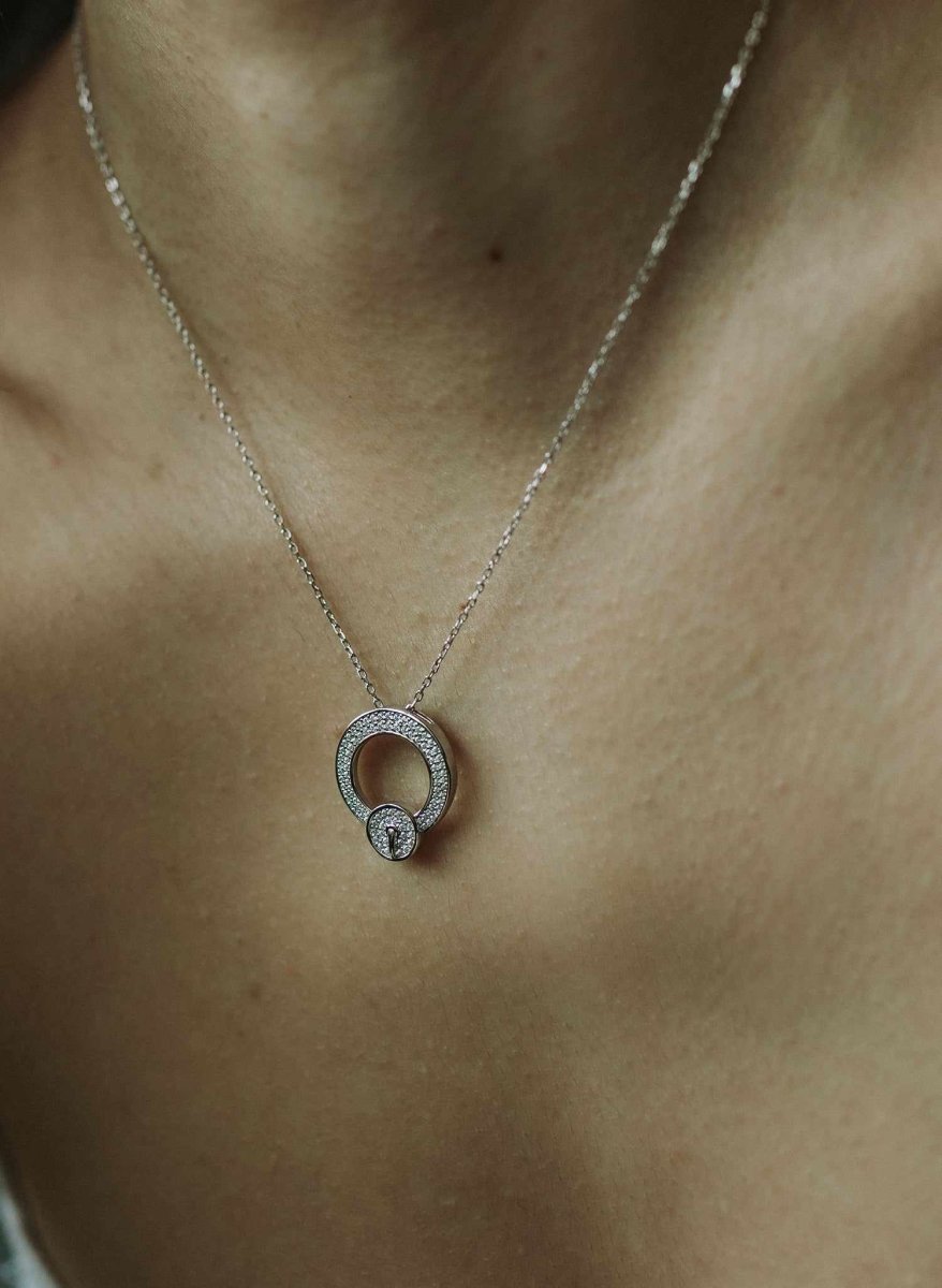 Collar · Colgante brillante diseño de hebilla circular