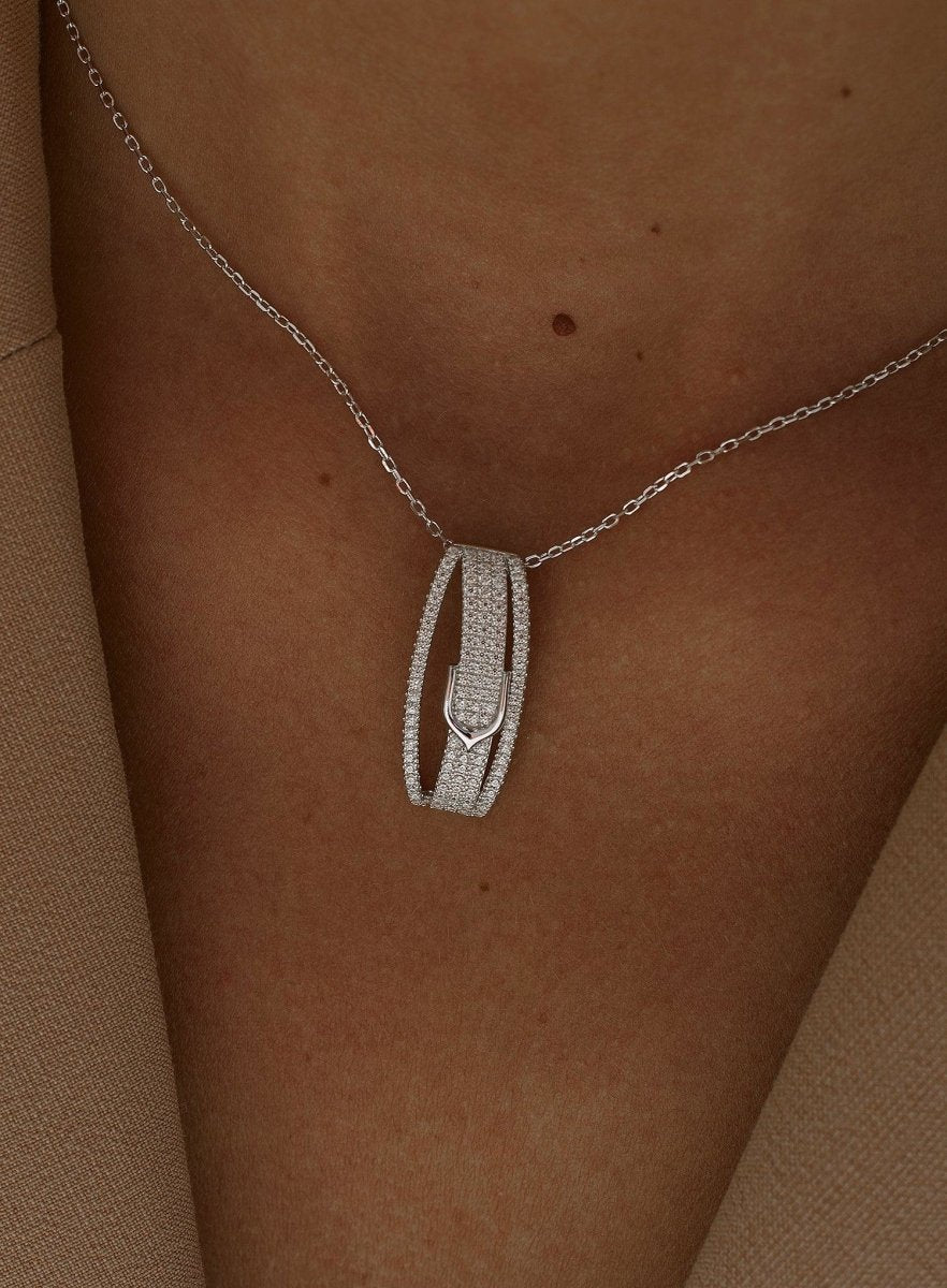 Collar · Colgante brillante de plata diseño hebillas con engaste circonitas triple raíl